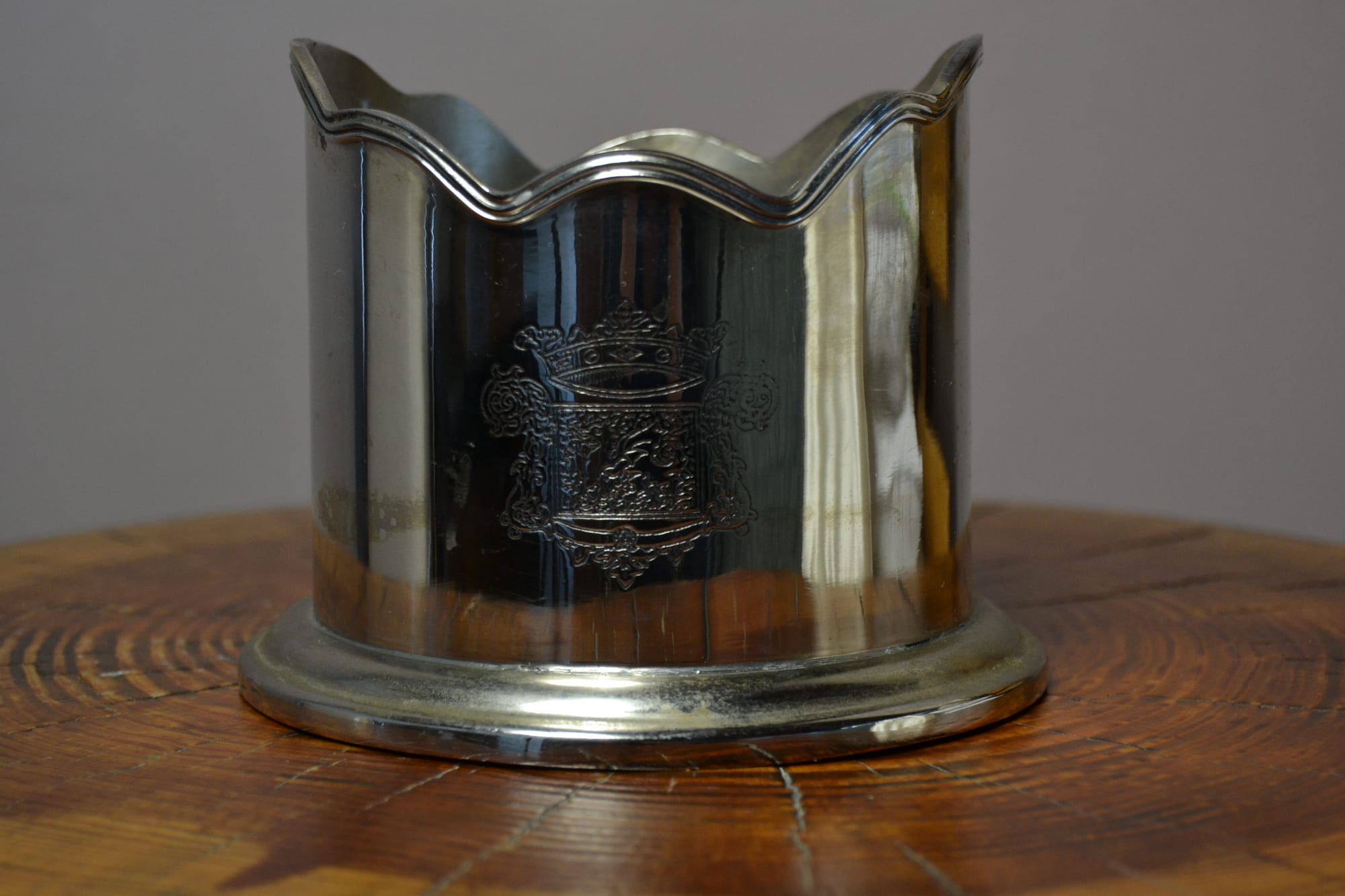 Flaschenuntersetzer Crest
