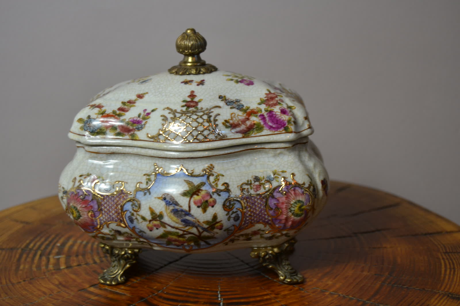 Porzellandose mit Blumenmotiv